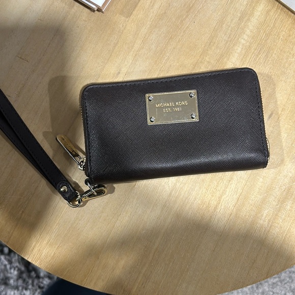 ⭐️SOLD⭐️ Michael Kors Brown and Gold Wallet with Removable Wrist Strap - Picture 2 of 13